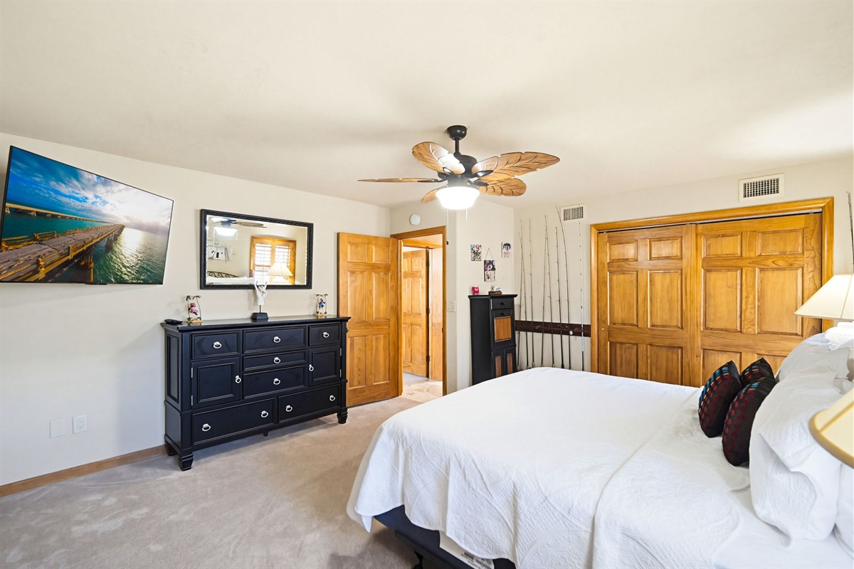 A fourth bedroom, with a King size bed and a 55" TV.