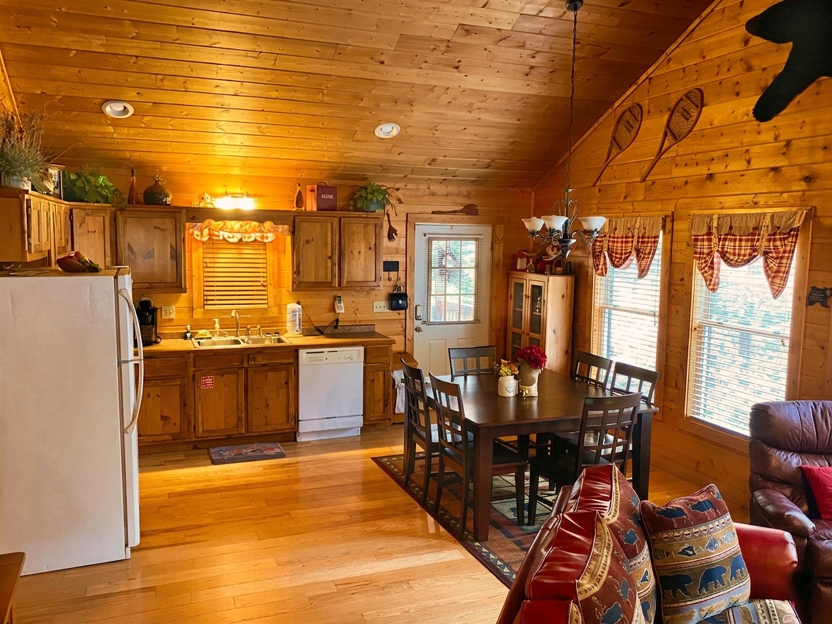 Kitchen and dining area - Single-level living. No stairs to climb inside the cabin!