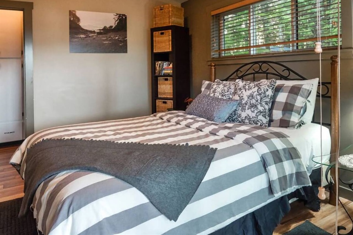 Bedroom with Queen-size bed