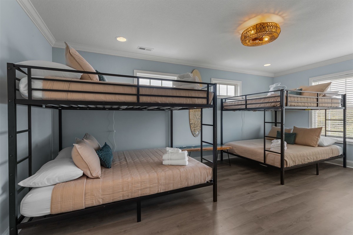 Fun bunk room Upstairs. 58" TV. Private bathroom