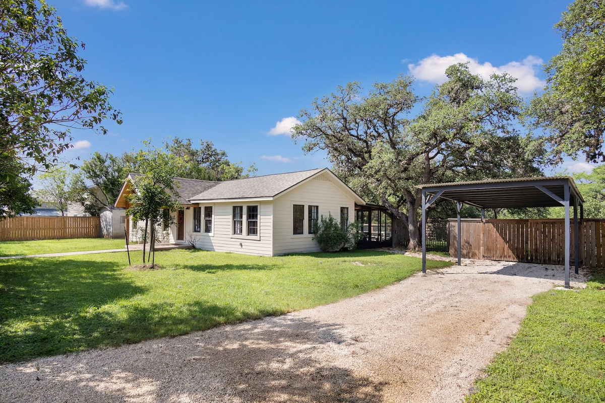11th Street River House, Bandera