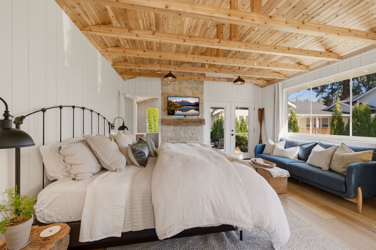 Designed for truly restorative sleep, Little Leaf’s premium wrought iron king bed is layered with cooling eucalyptus linens, a plush down comforter, and a curated pillow menu—creating a sleep experience you won’t want to leave.