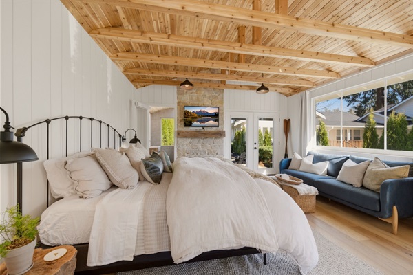 Designed for truly restorative sleep, Little Leaf’s premium wrought iron king bed is layered with cooling eucalyptus linens, a plush down comforter, and a curated pillow menu—creating a sleep experience you won’t want to leave.