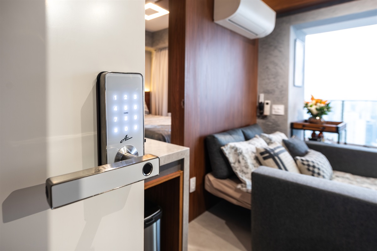 Fechadura digital 🔑 Porta de entrada com fechadura digital. Cada hóspede recebe uma senha personalizada, garantindo segurança e praticidade no check-in.