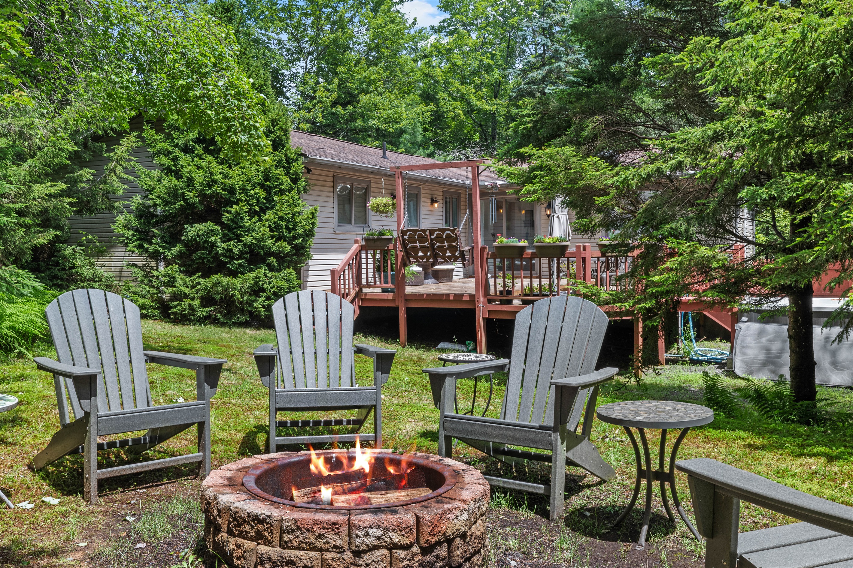 Cozy Backyard Firepit – Perfect for Evenings Under the Stars