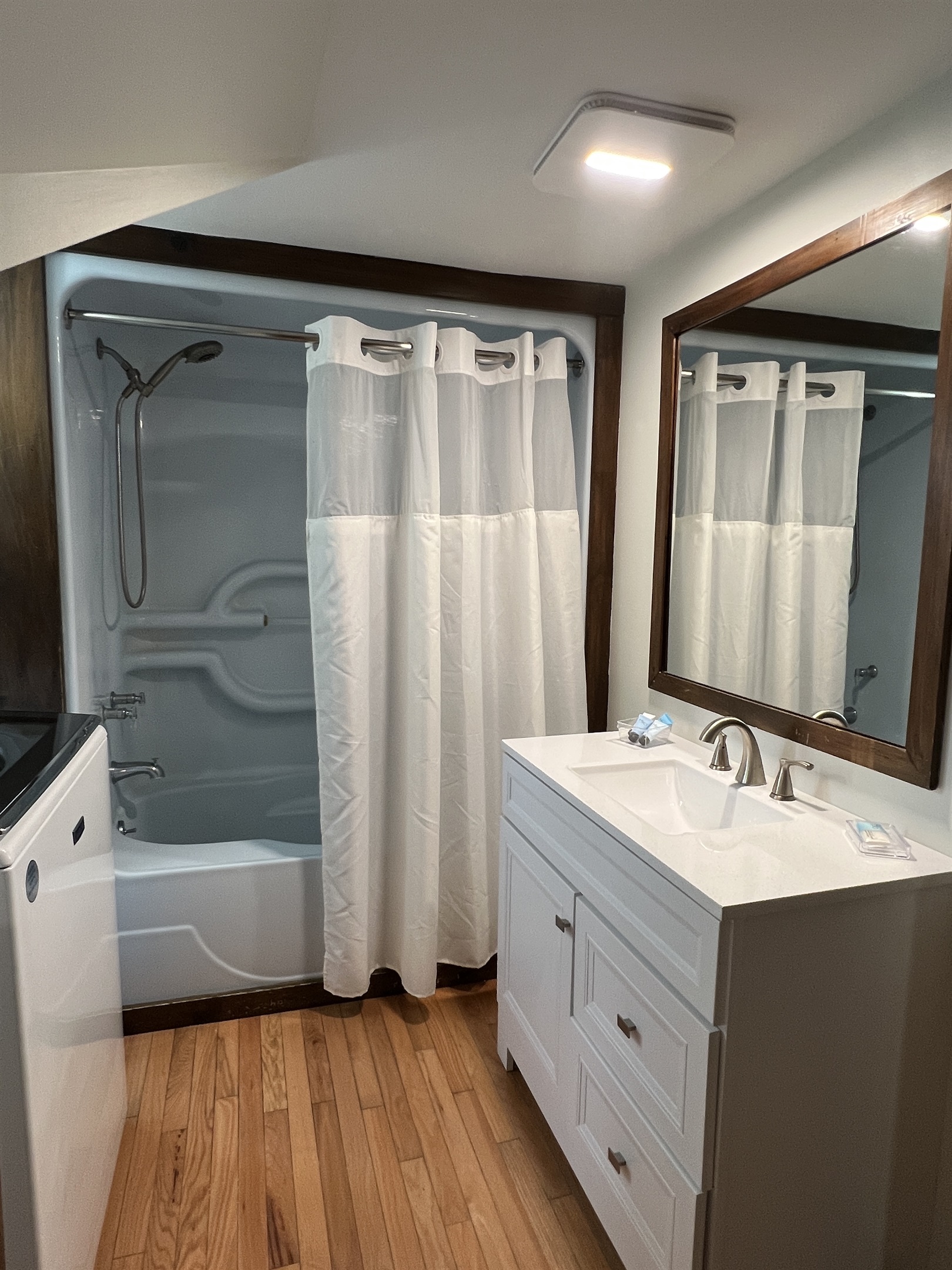 Roundtripper 2nd floor bath with tub/shower and laundry area off the hallway.