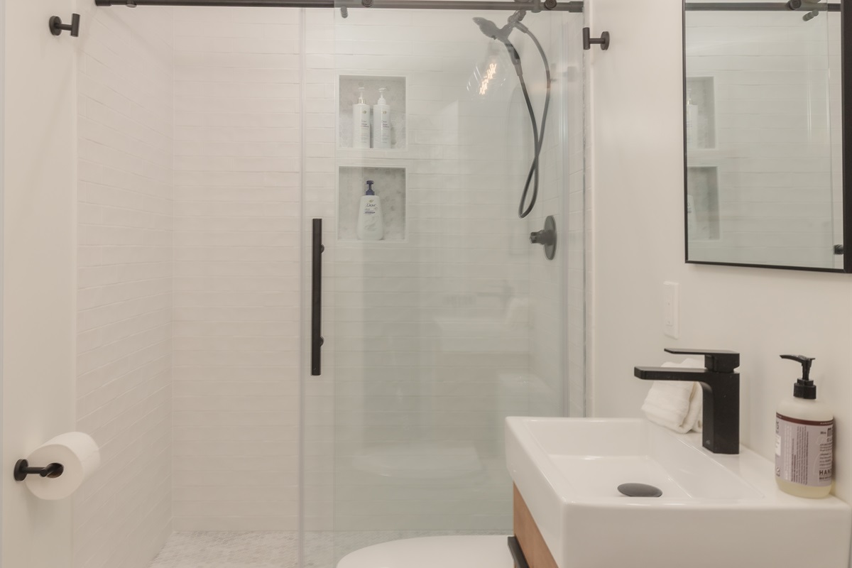 Our newly renovated bathroom is sparkling clean and fully stocked, making it easy to rinse off after a day at the beach or the zoo. With stylish matte black fixtures and a spacious glass shower, even the end of the day feels a little luxe. 🖤🚿