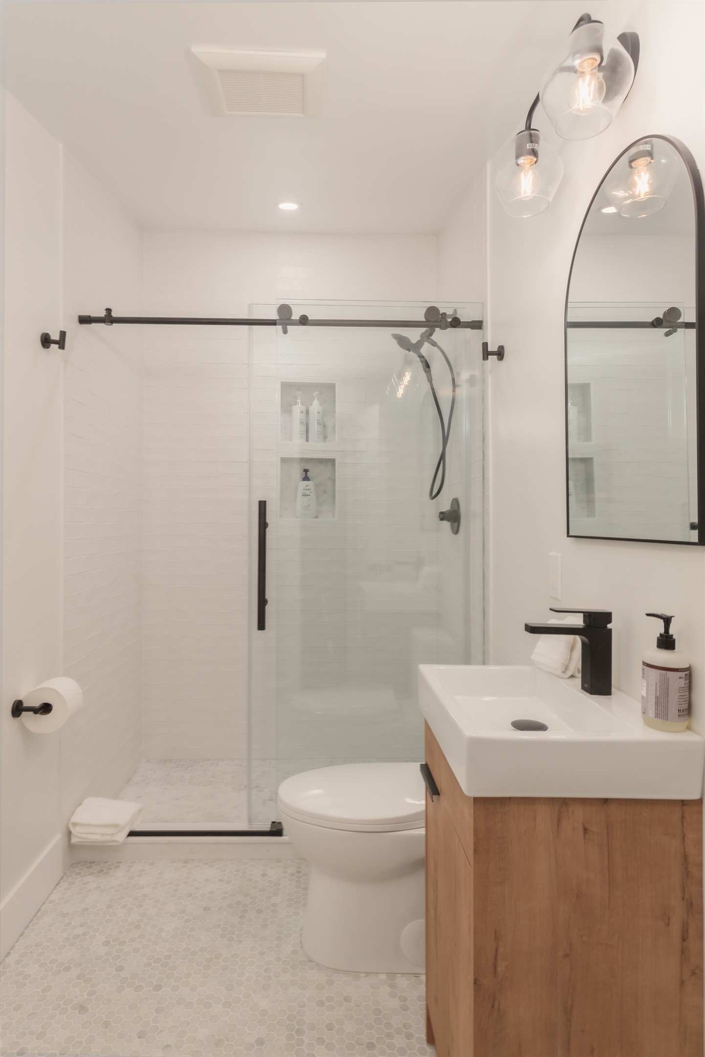 Our newly renovated bathroom is sparkling clean and fully stocked, making it easy to rinse off after a day at the beach or the zoo. With stylish matte black fixtures and a spacious glass shower, even the end of the day feels a little luxe. 🖤🚿