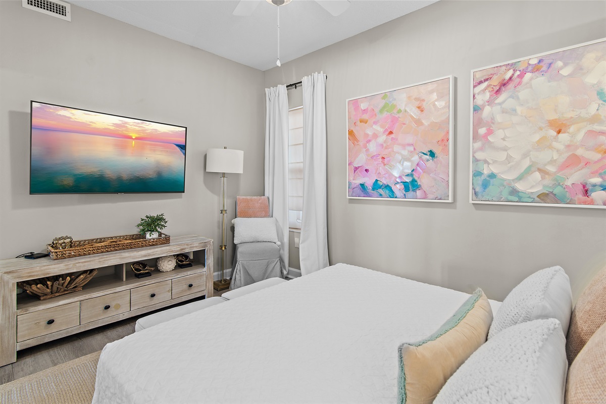 Tops'l Summit 405's Guest Bedroom 1: Queen, Smart TV, Private Updated Bathroom with Shower Tub Combo (sleeps 2)