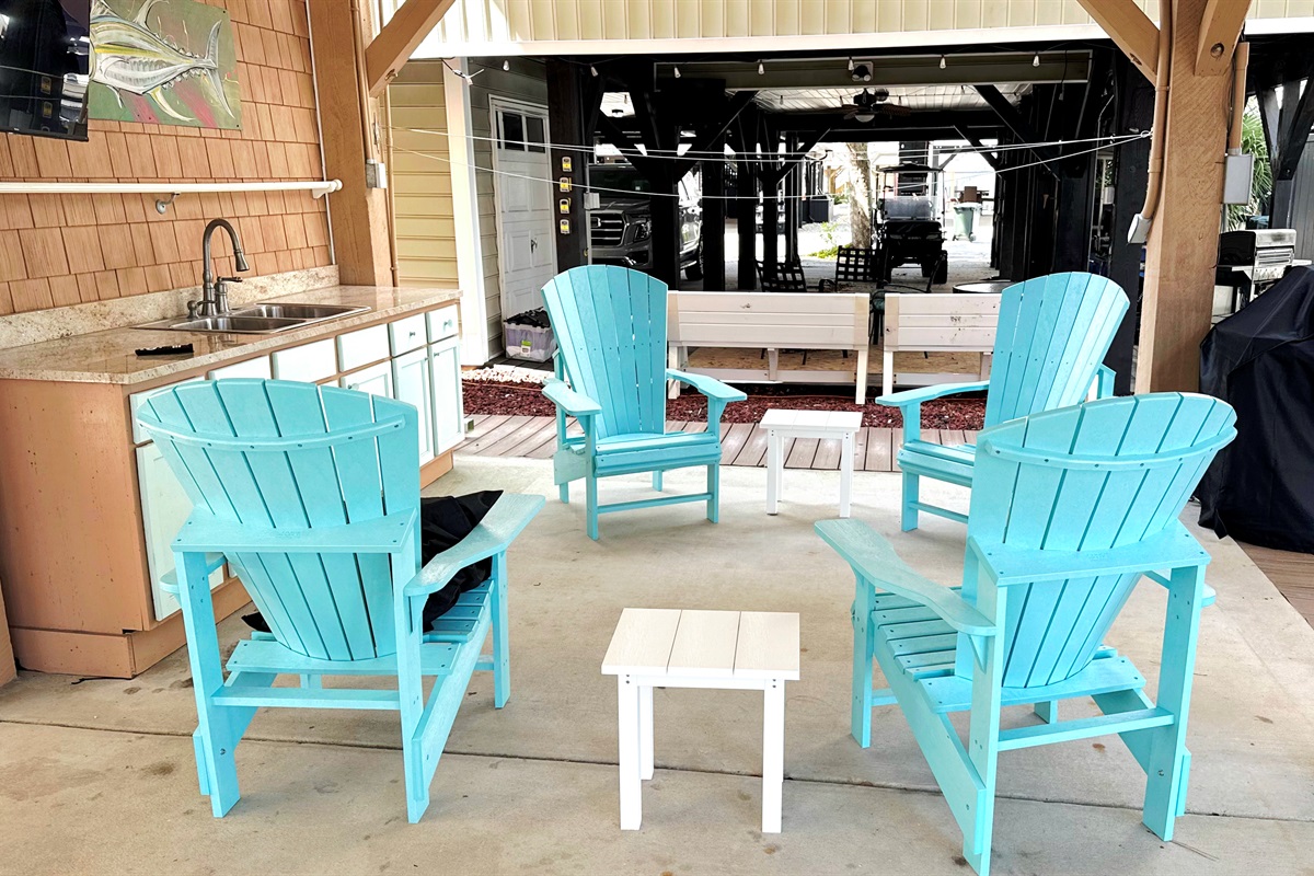 Outdoor TV/ Lounge area