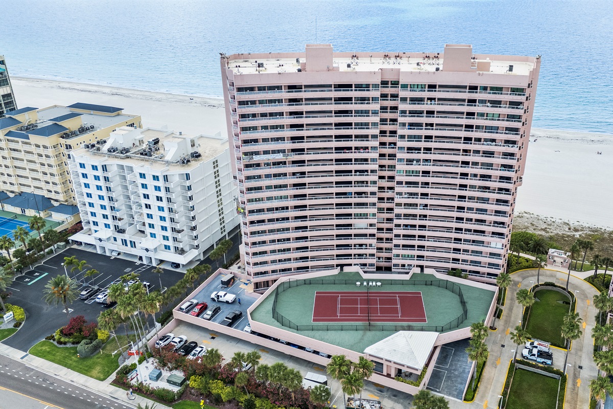 Tennis / pickleball court