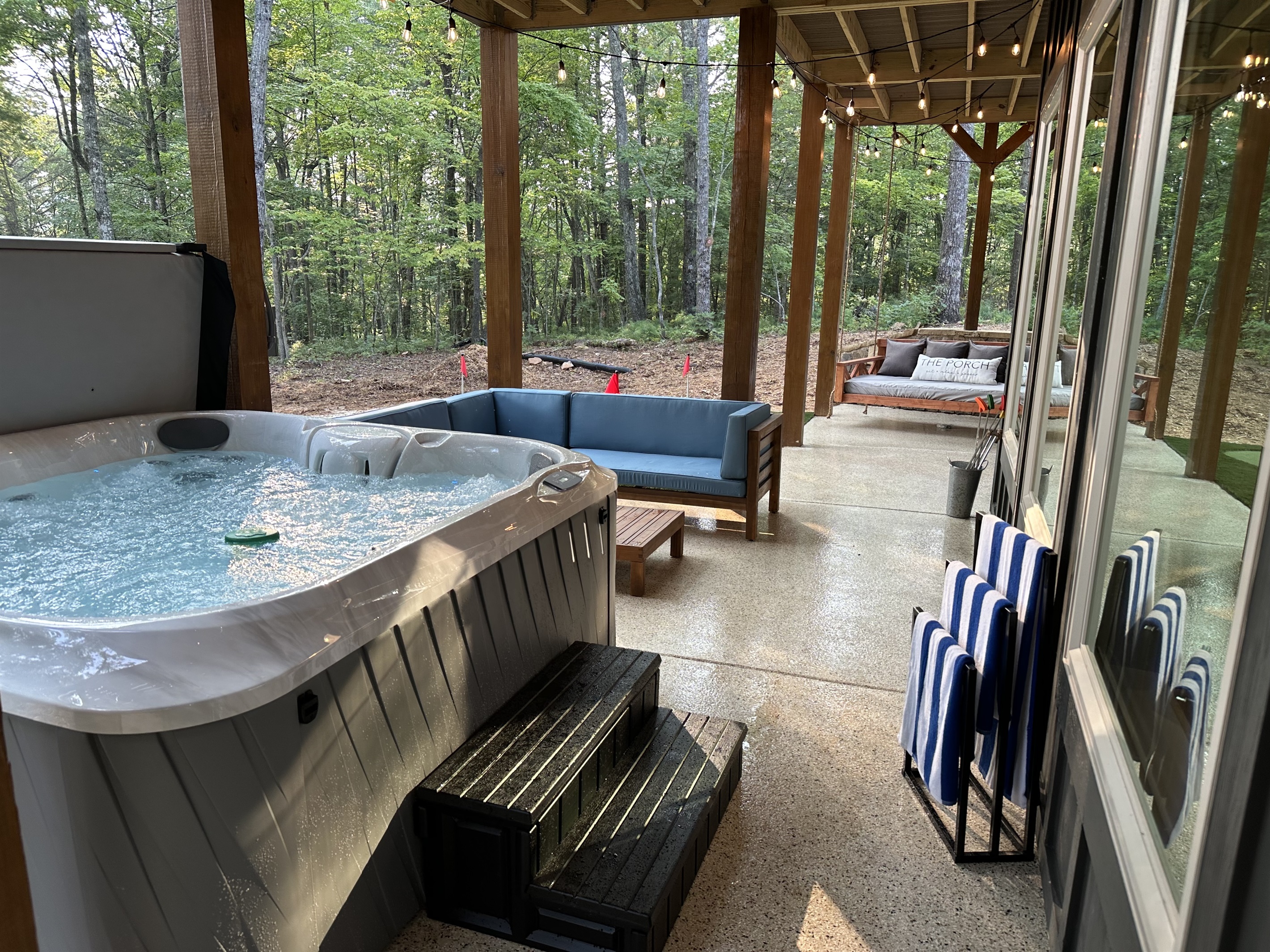 Brand New Jacuzzi, Bedswing and Putting Green on the lower level patio