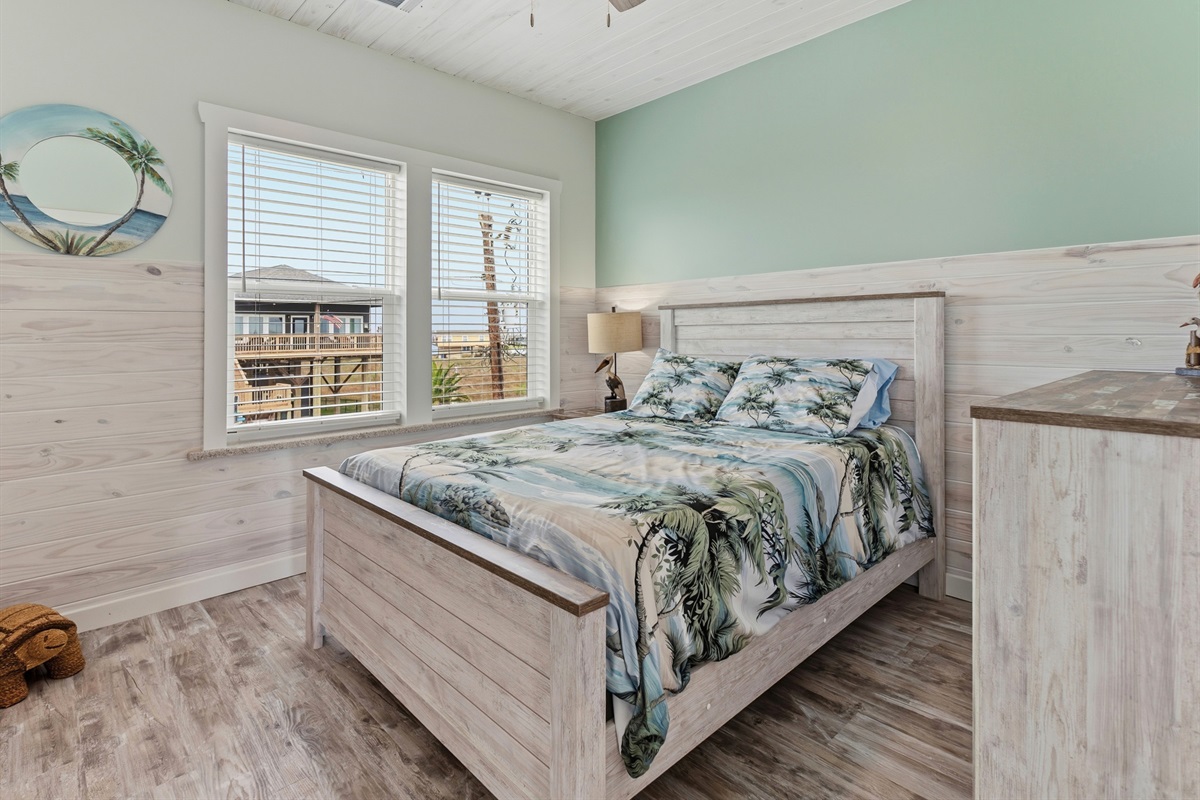 Bedroom 2 - Queen Bed