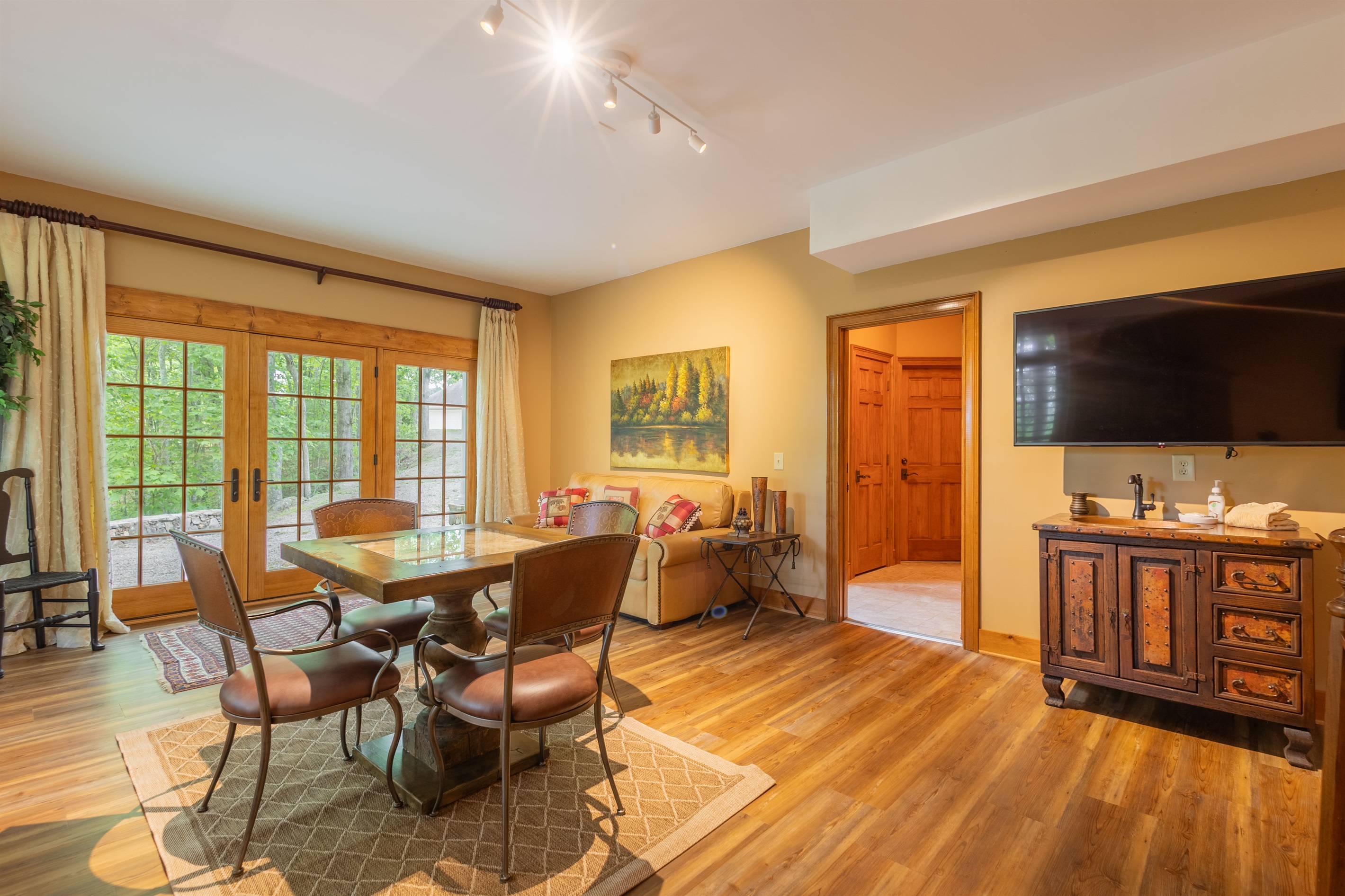 With its open layout, king bed, smart TV, and sitting area, the downstairs suite provides plenty of space to relax and unwind during your mountain getaway.