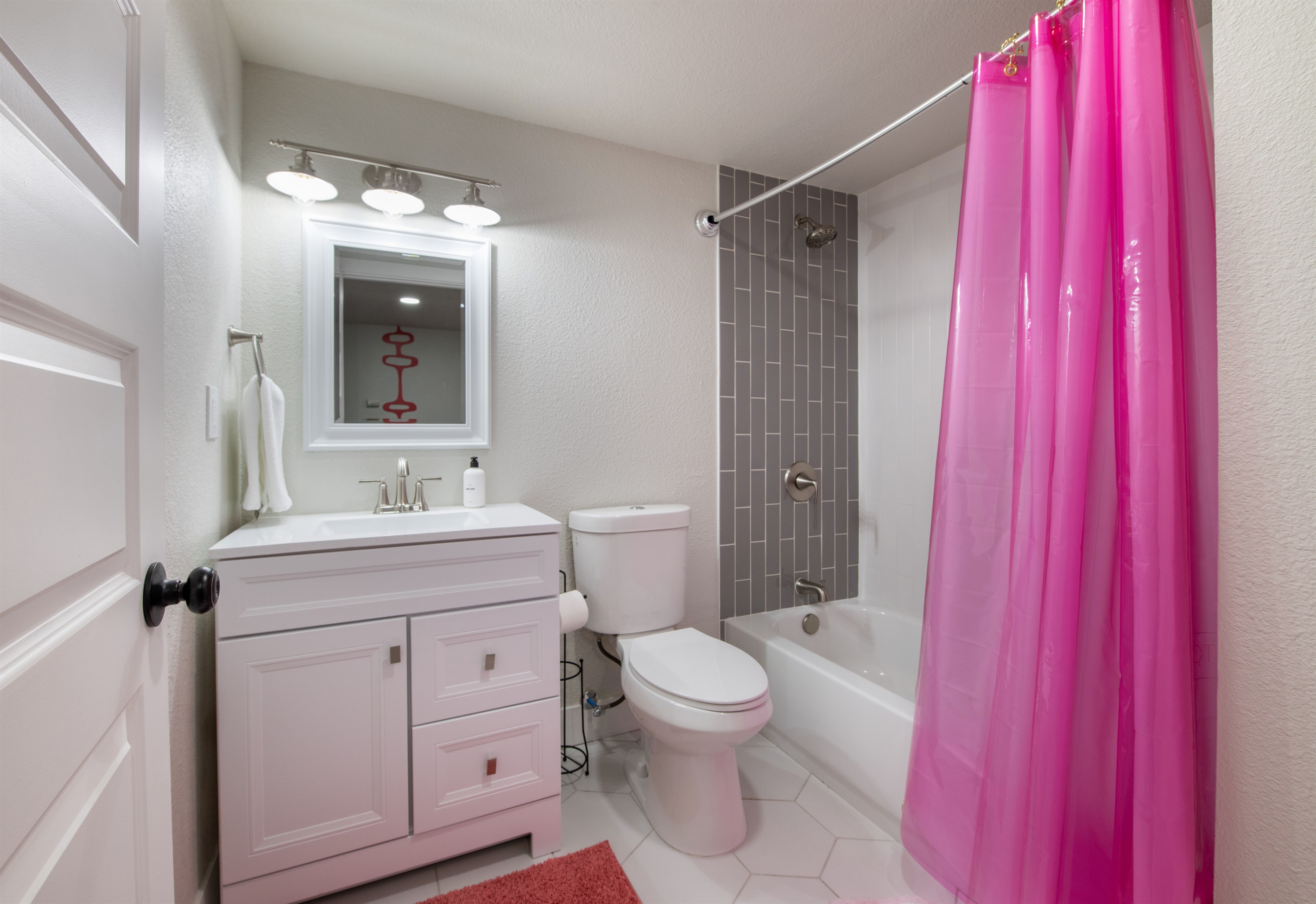 Another full sized and spacious bathroom, on lower level - offering great convenience for big groups!