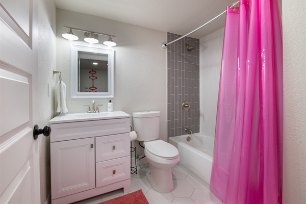 Another full sized and spacious bathroom, on lower level - offering great convenience for big groups!