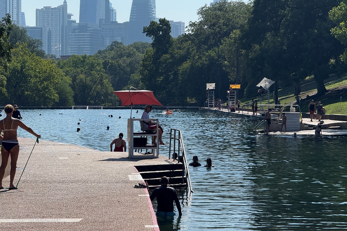 11 min drive to Barton Spring Pool!