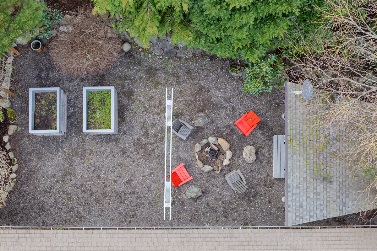 The hot tub is sheltered from the elements, making this absolutely perfect for anything mother nature throws us. In the summer the raised beds are full of beautiful plants, adding aromatherapy to your stay. 