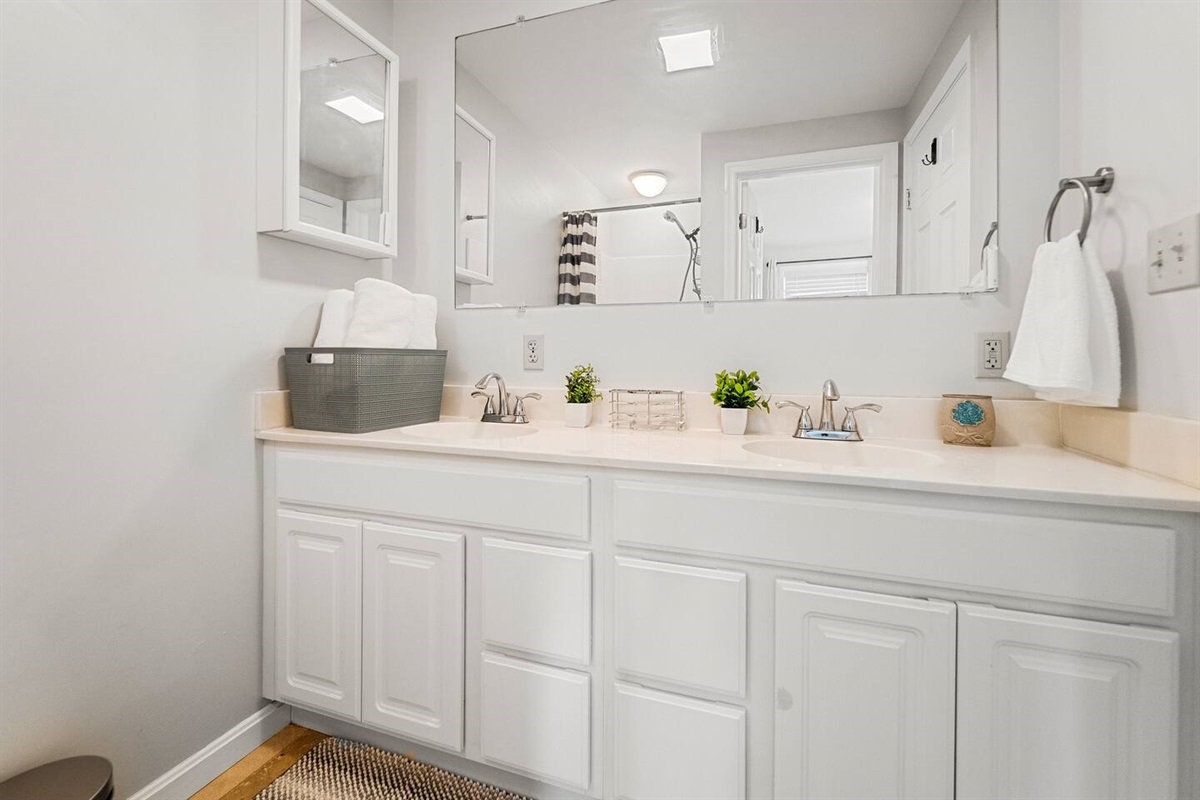 Full bathroom 1