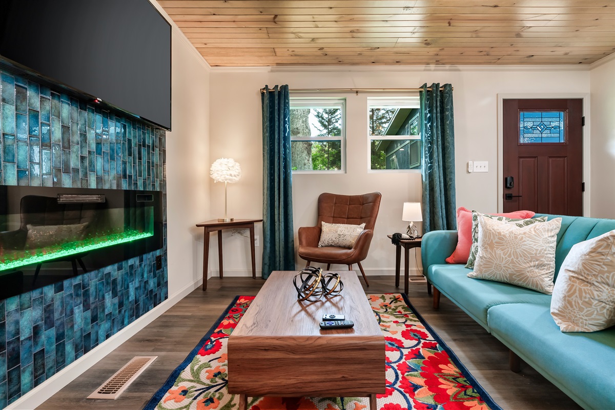 Style and comfort define this space. Sink into the velvet turquoise sofa or curl up in the cognac leather chair for a great evening.