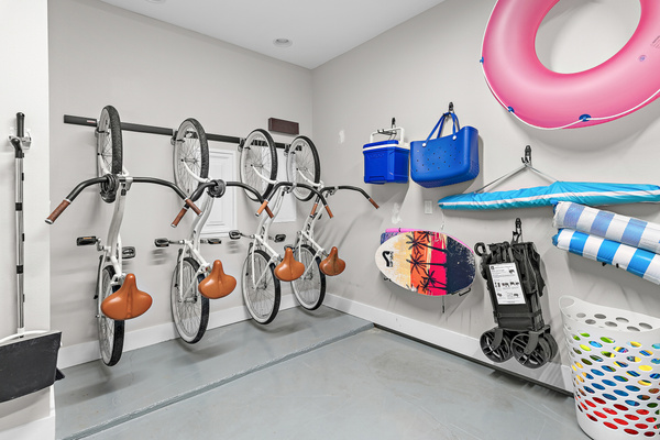 Explore 30A on two wheels! Four bikes are included with your stay, so you can hop on the scenic 30A bike path and cruise to nearby beaches, charming towns, shops, and restaurants while enjoying the beautiful coastal scenery.
