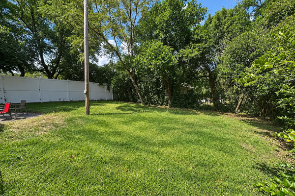 Outdoor Oasis: Expansive private yard perfect for sunbathing, pets, and unforgettable gatherings!