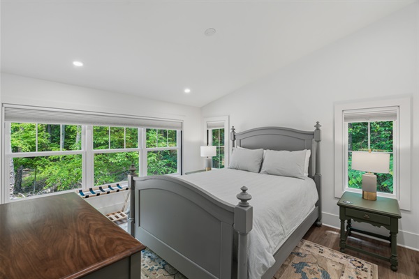 Upstairs Bedroom - Queen Bed