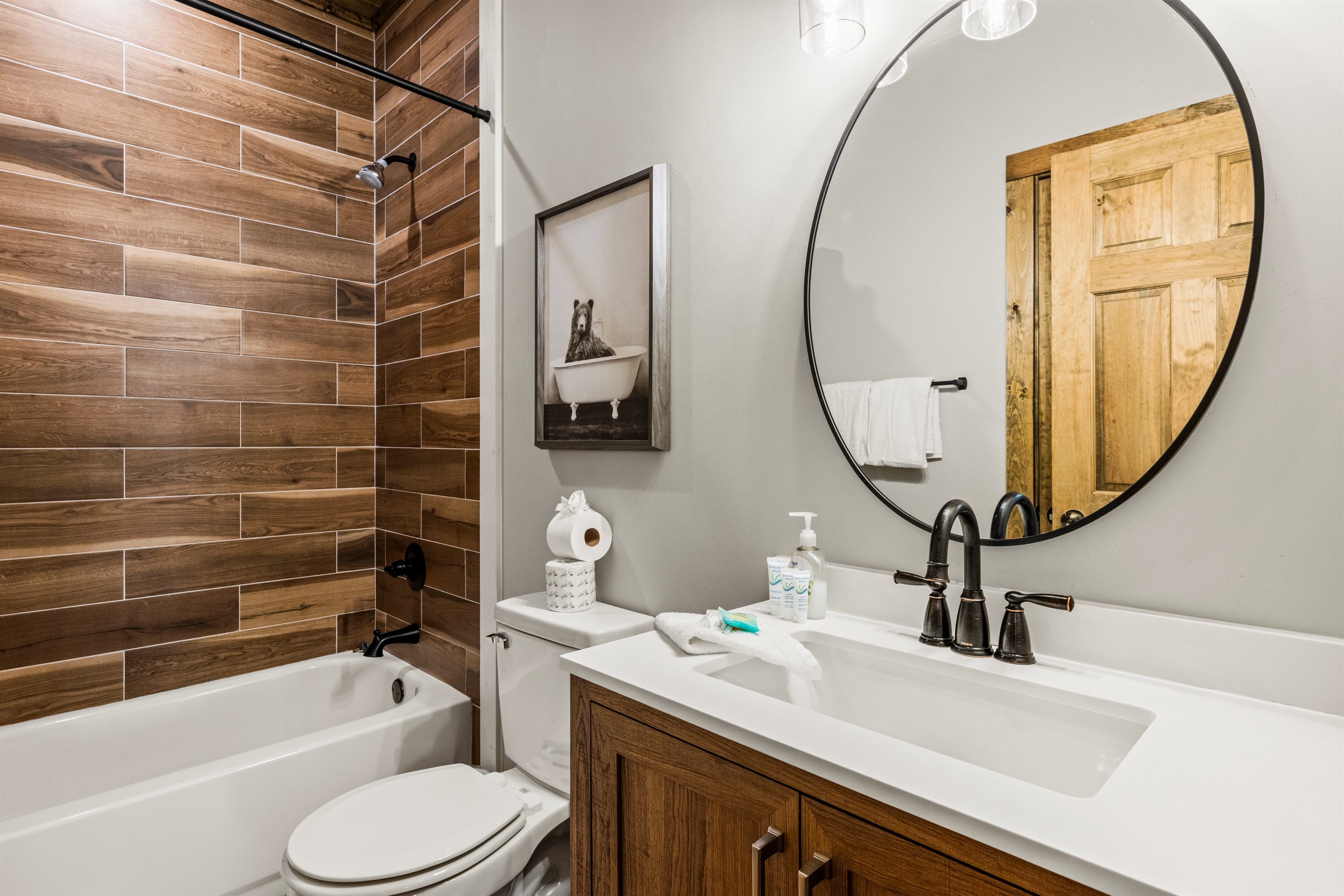 Features a pristine bathtub, ideal for families traveling with children.