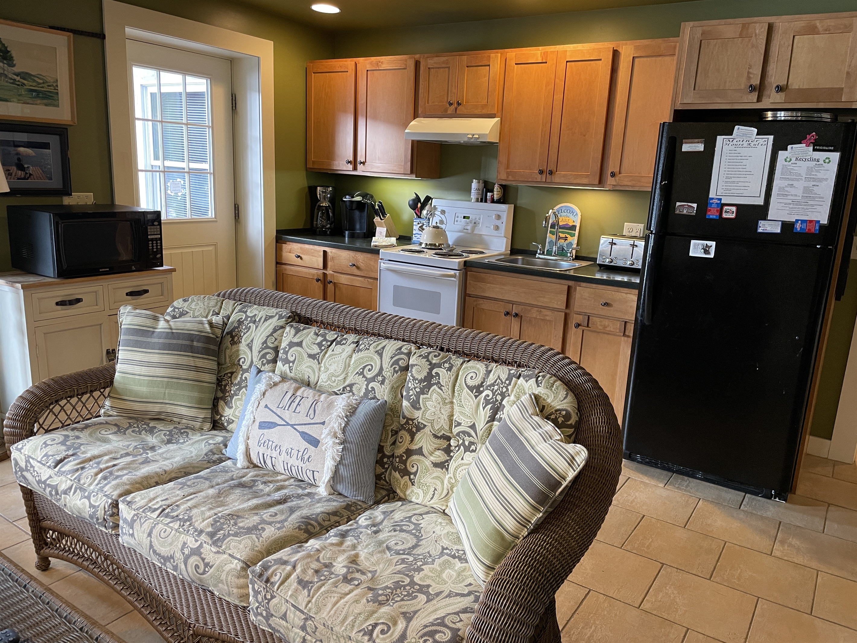 Living area/kitchen