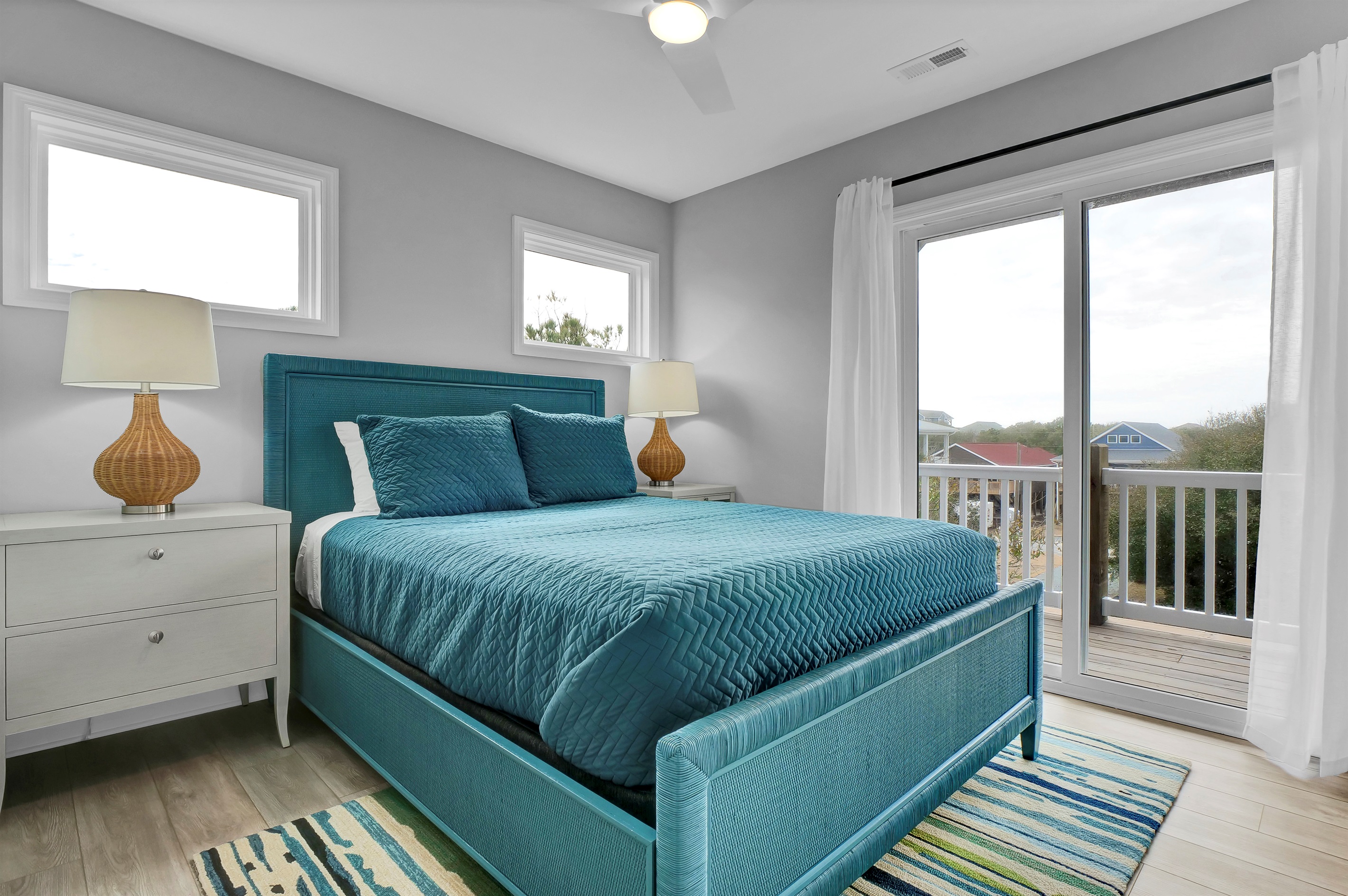 This additional queen sized bedroom offers comfortable bedding, coastal vibes and plenty of natural light!
