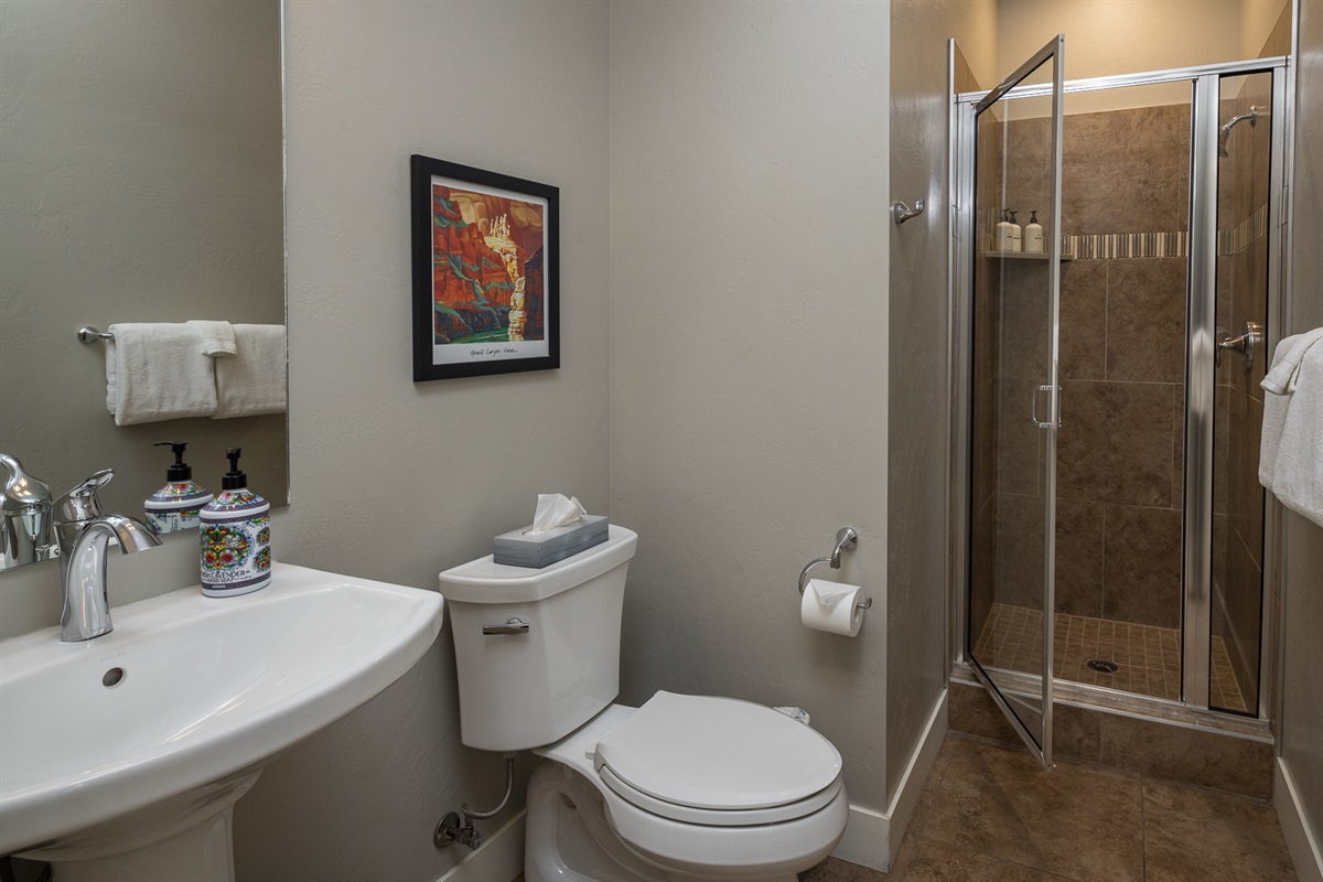 Main Floor Bathroom - Entrada 635