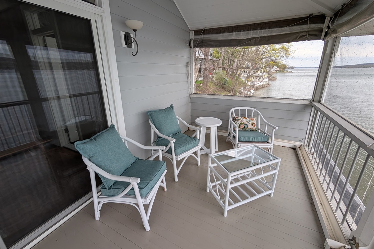 Huge Screened in porch overlooking the lake!