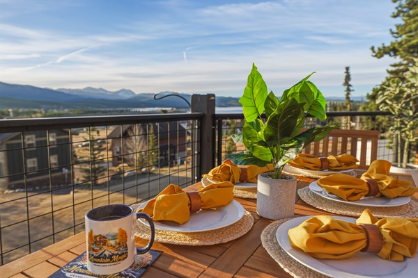 From morning coffee to sunset dinners, every moment dining on the deck with mountain views will feel special.
