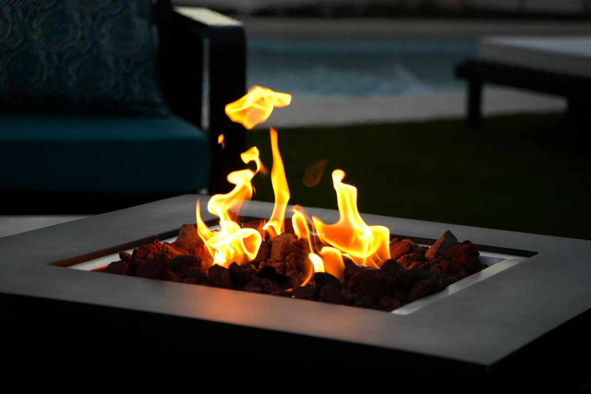 Focus: mood & feeling as the sun goes down, the fire brings a warm glow to your night. An inviting touch that makes desert evenings at Cactus Chill House feel extra cozy, luxurious, and special.