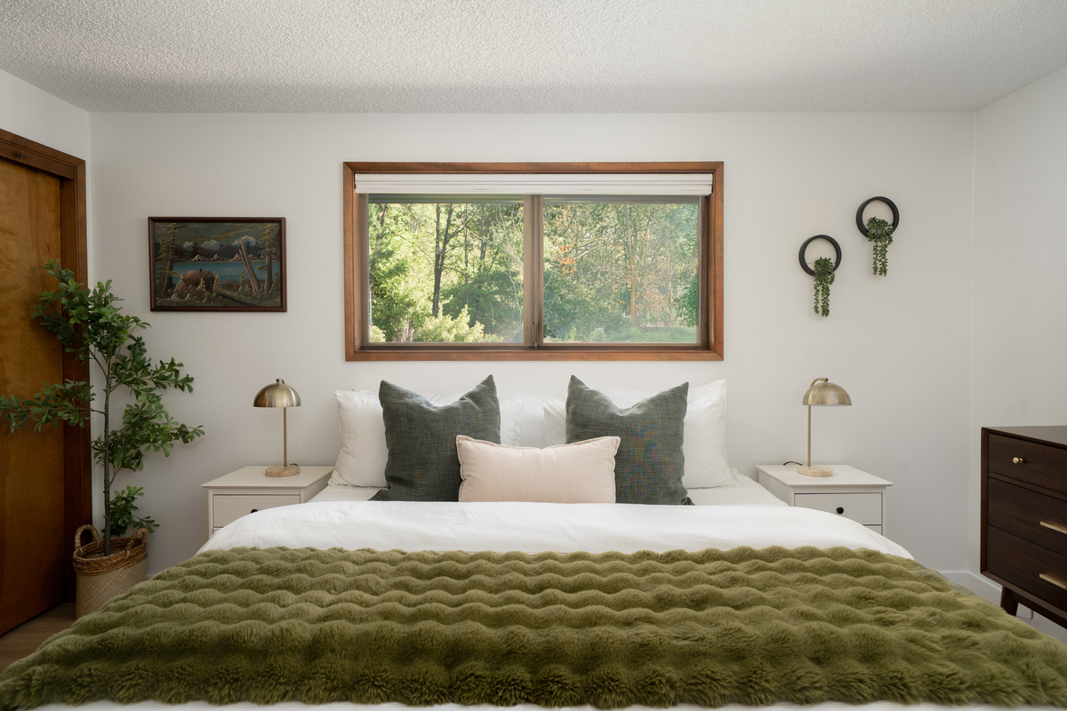 Wake up to green forest views and a king bedroom full of retro charm.