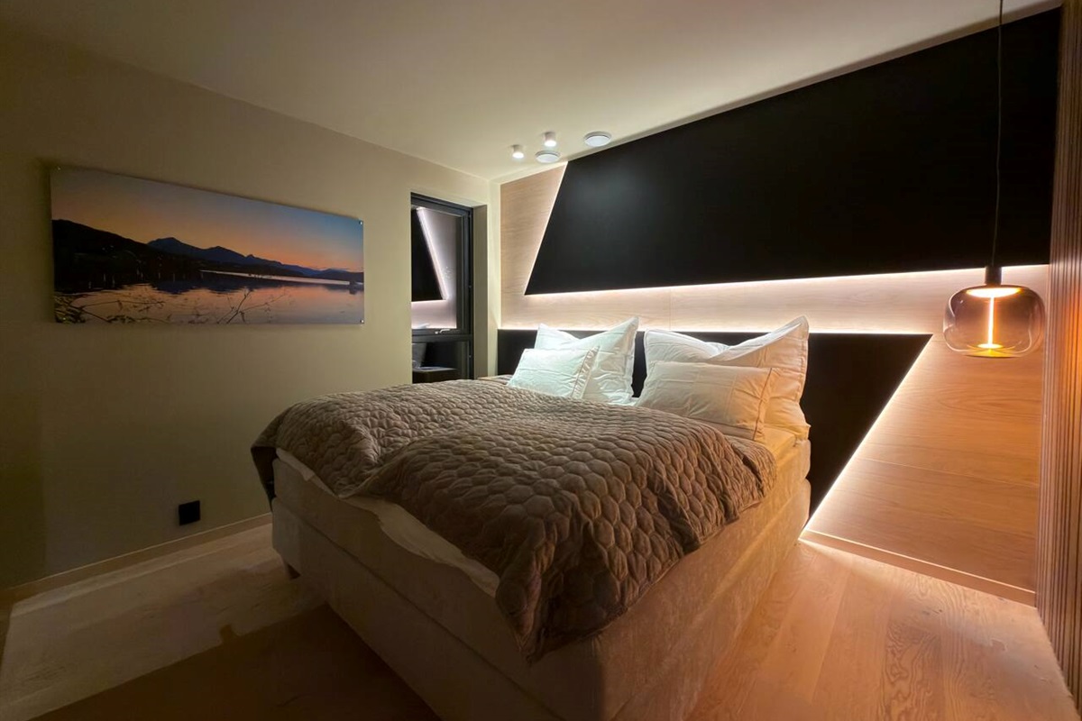 Top floor bedroom with queensize bed and private balcony with amazing view
