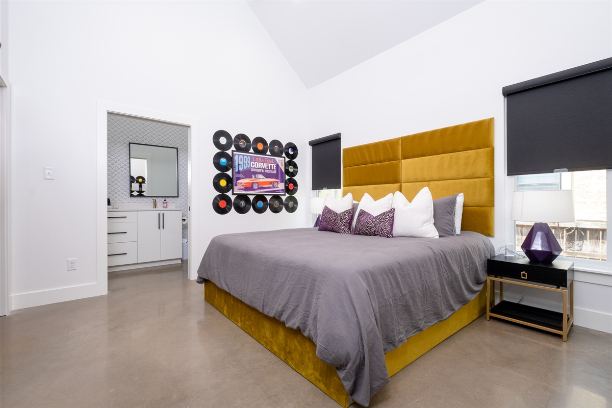 This beautifully decorated bedroom exudes modern elegance and trendy sophistication. With its sleek furniture, tasteful decor, and carefully curated color palette, this space is a true reflection of contemporary design.