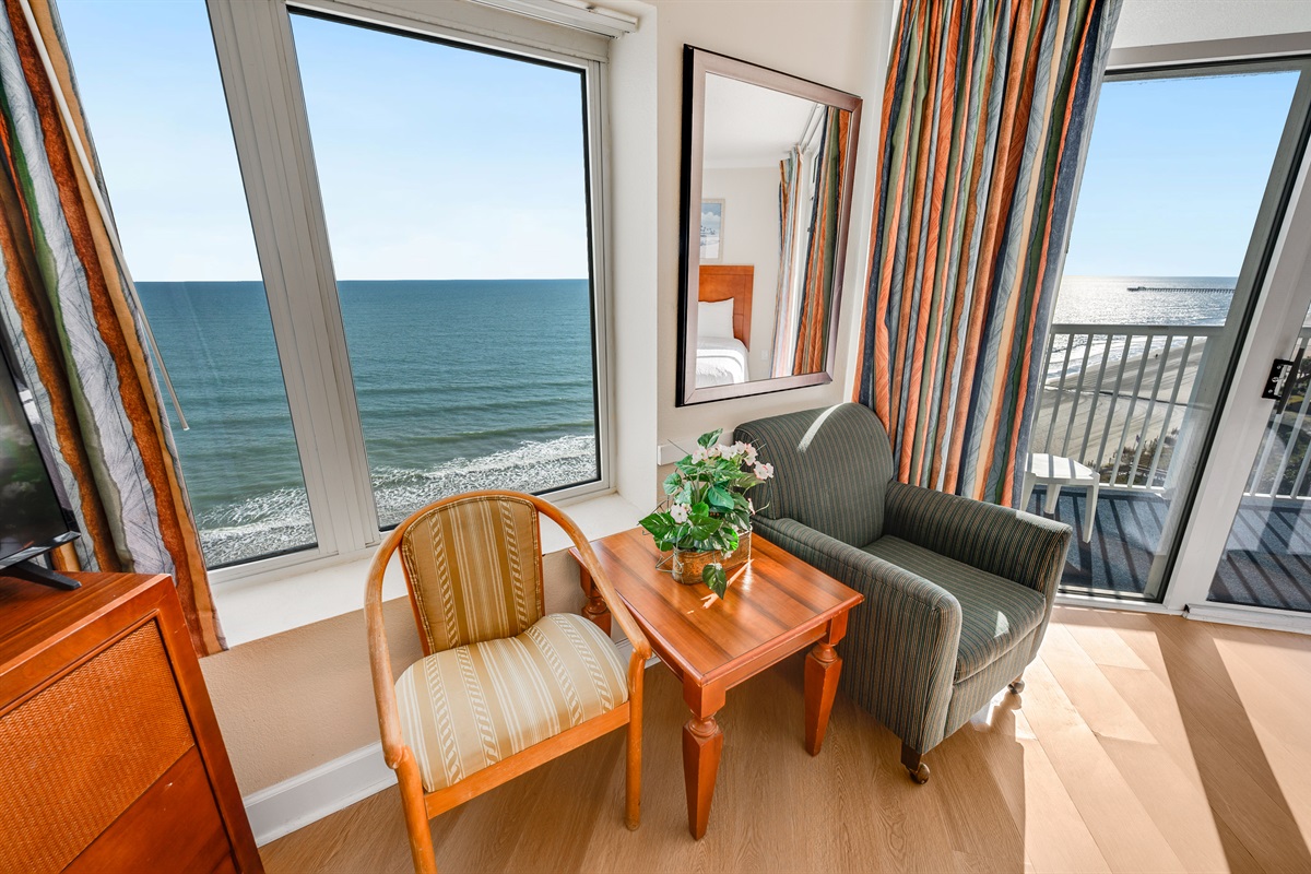 Living Room with Stunning Views🌊☀️