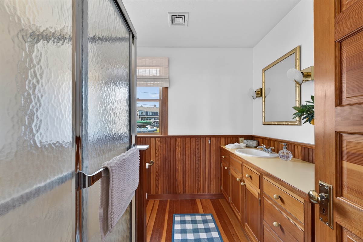 Refresh in this private ensuite bathroom with a clean, modern shower. 🚿