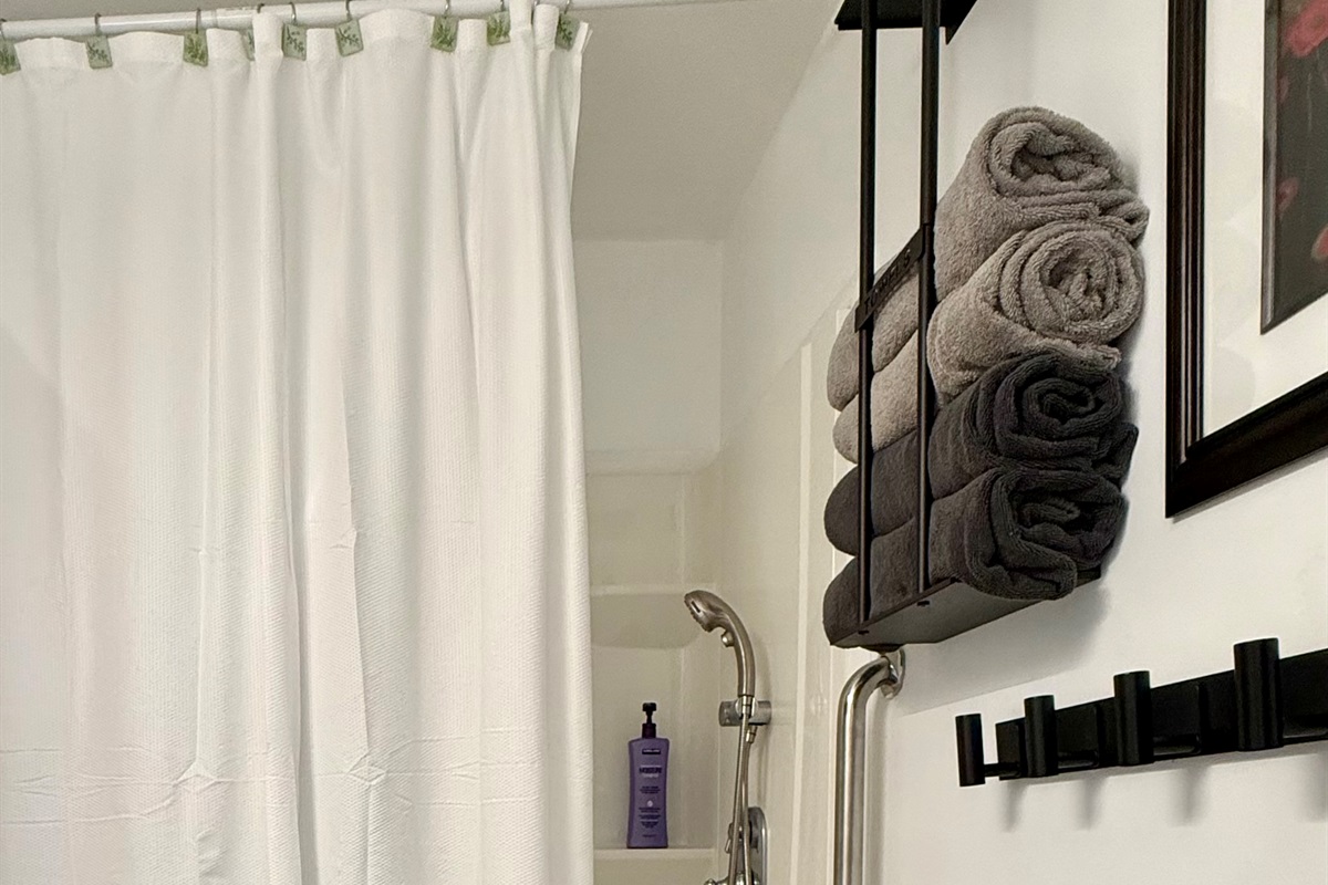 a easy walk in shower with both an overhead rain shower and wall shower, turn them both on, it’s a great shower!