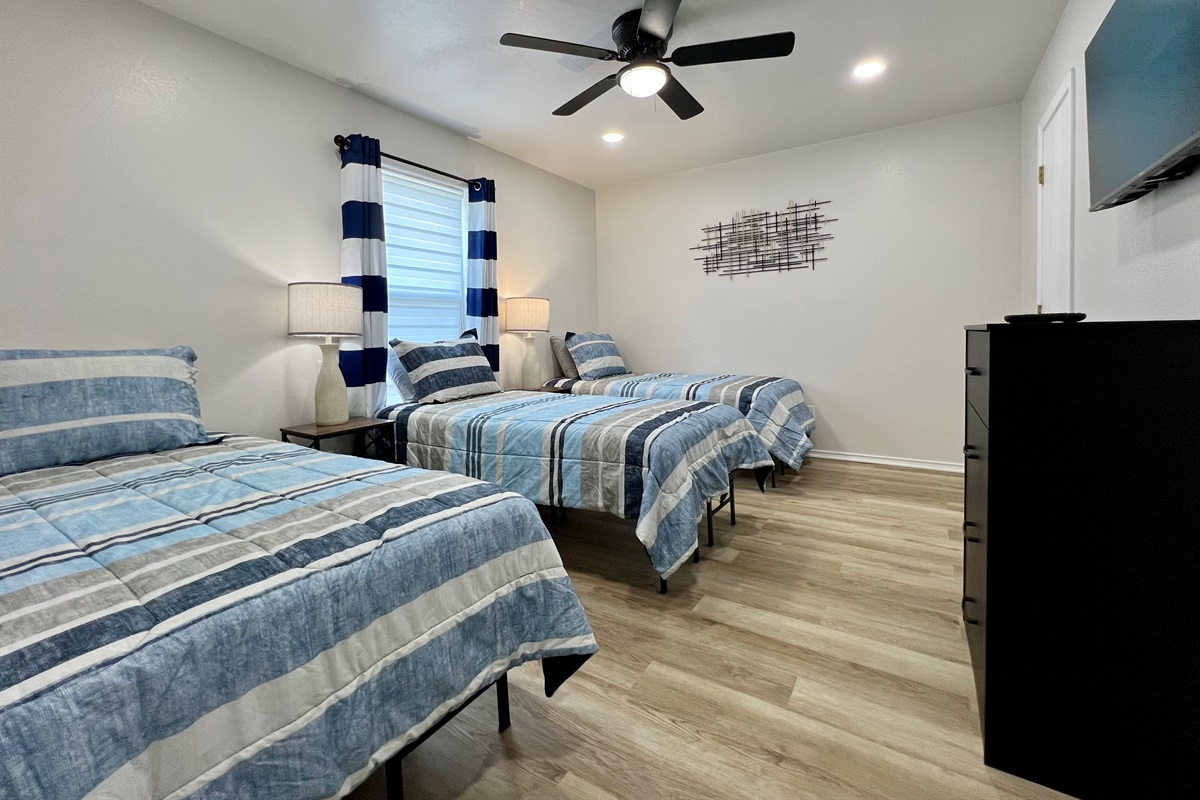 3rd bedroom - 3 twin beds (Smart TV!)