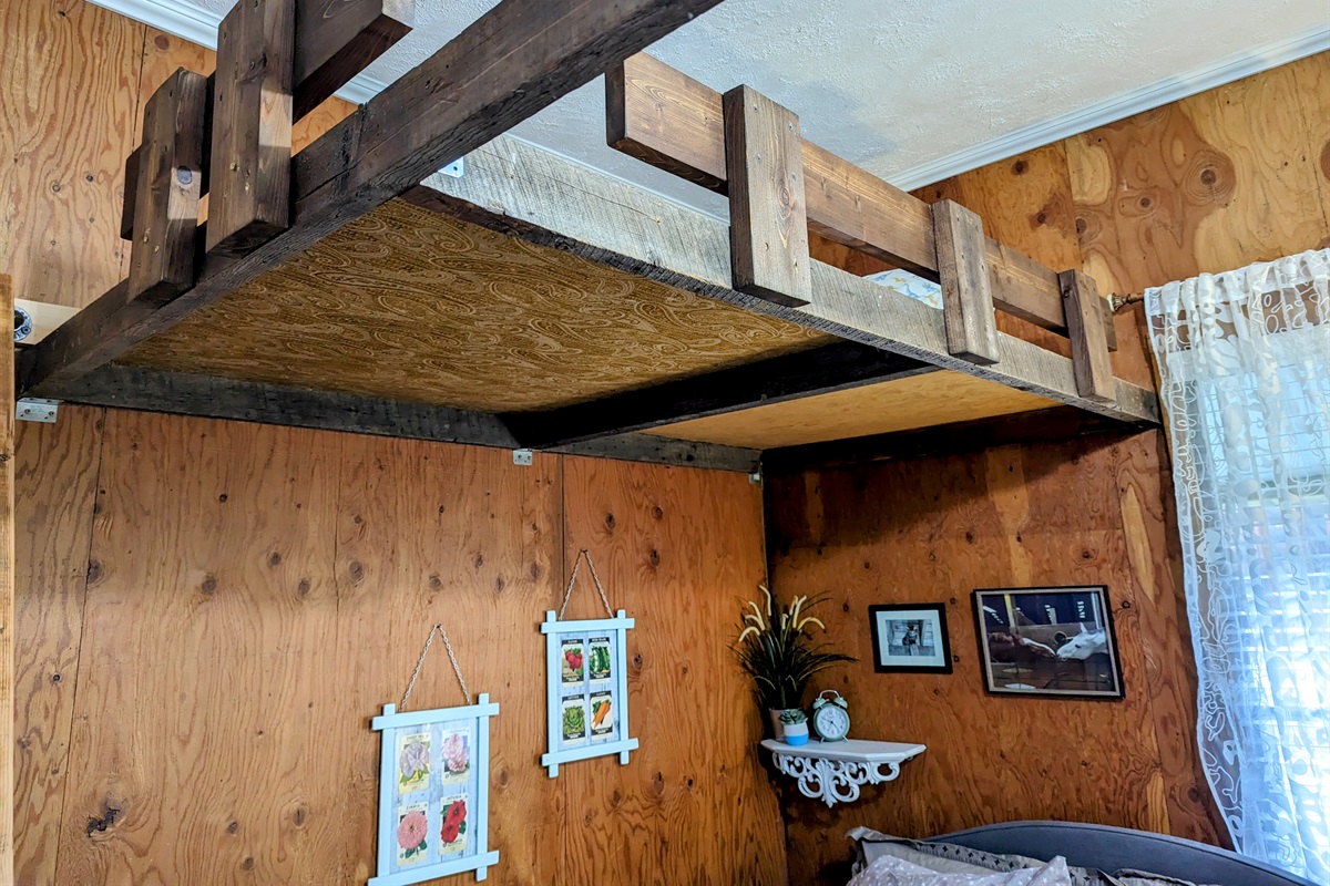 Loft above bed. (Twin mattress).
