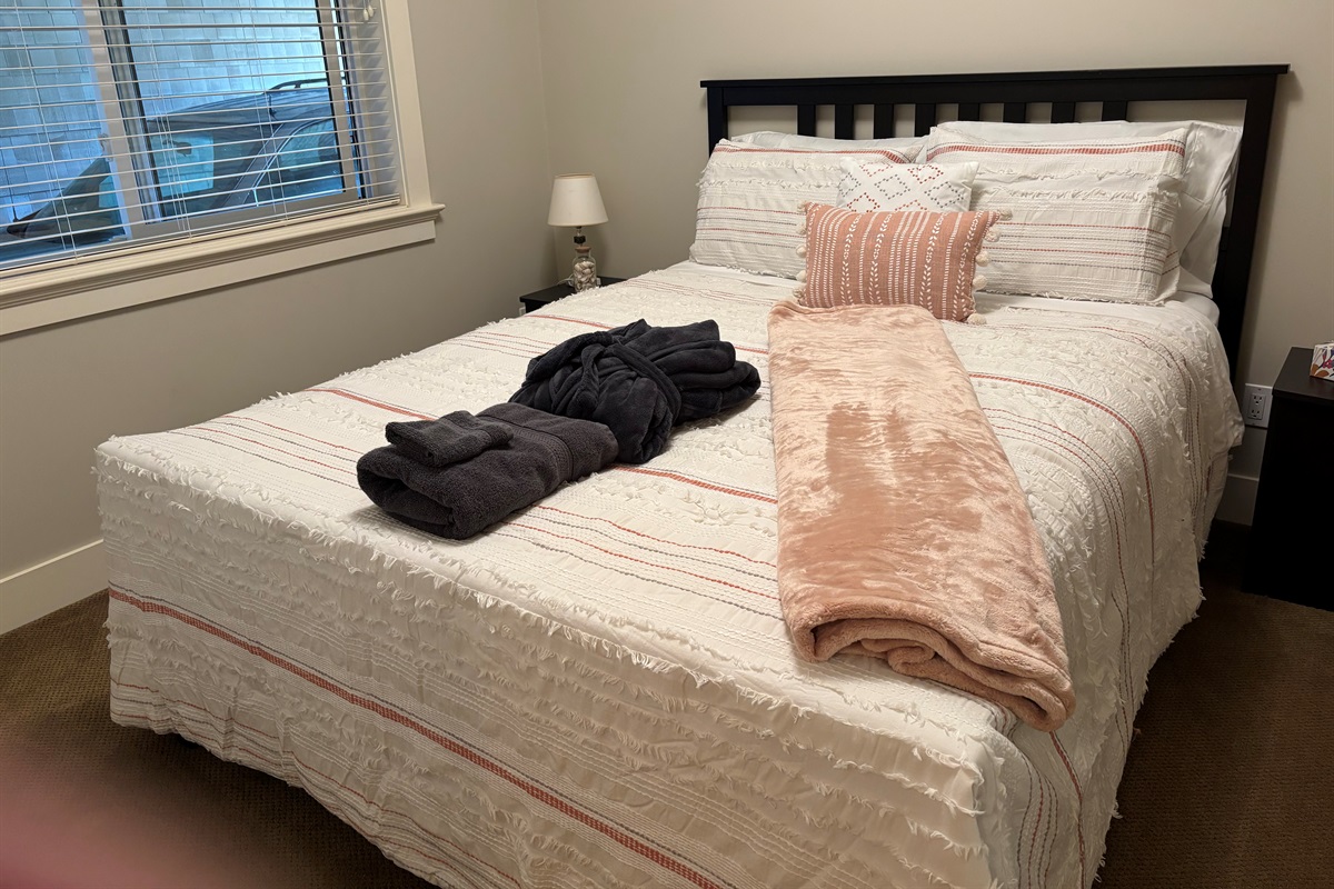 2nd bedroom with queen bed