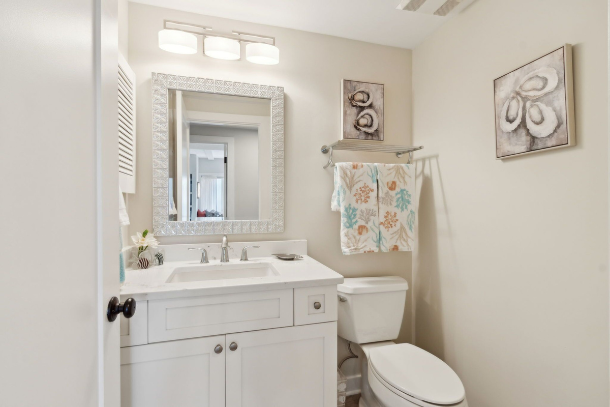 This is the 1/2 bath for Guest w/O going into BRMS
