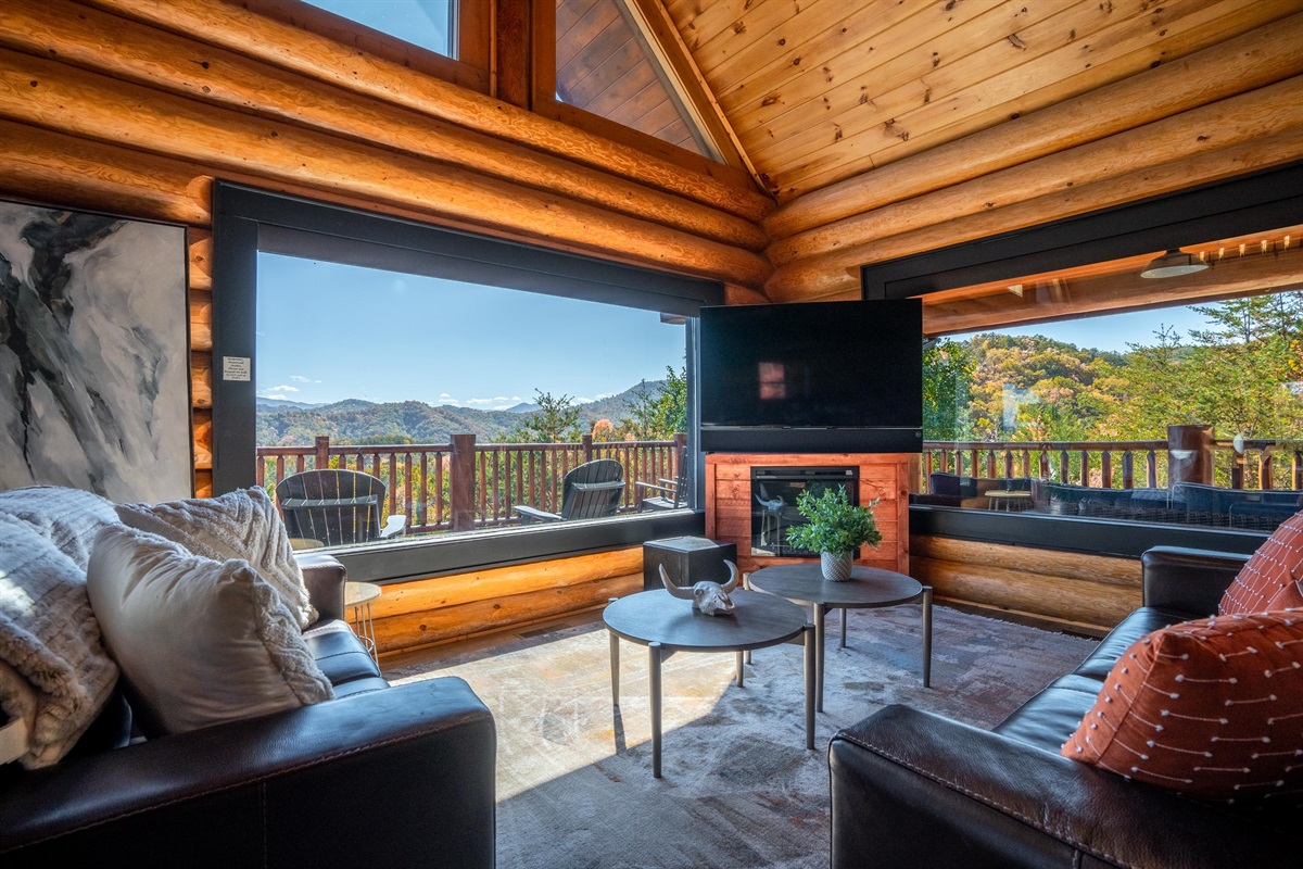Mountain Sky Cabin: Relax in style-Living Room with Stunning Viewscapes