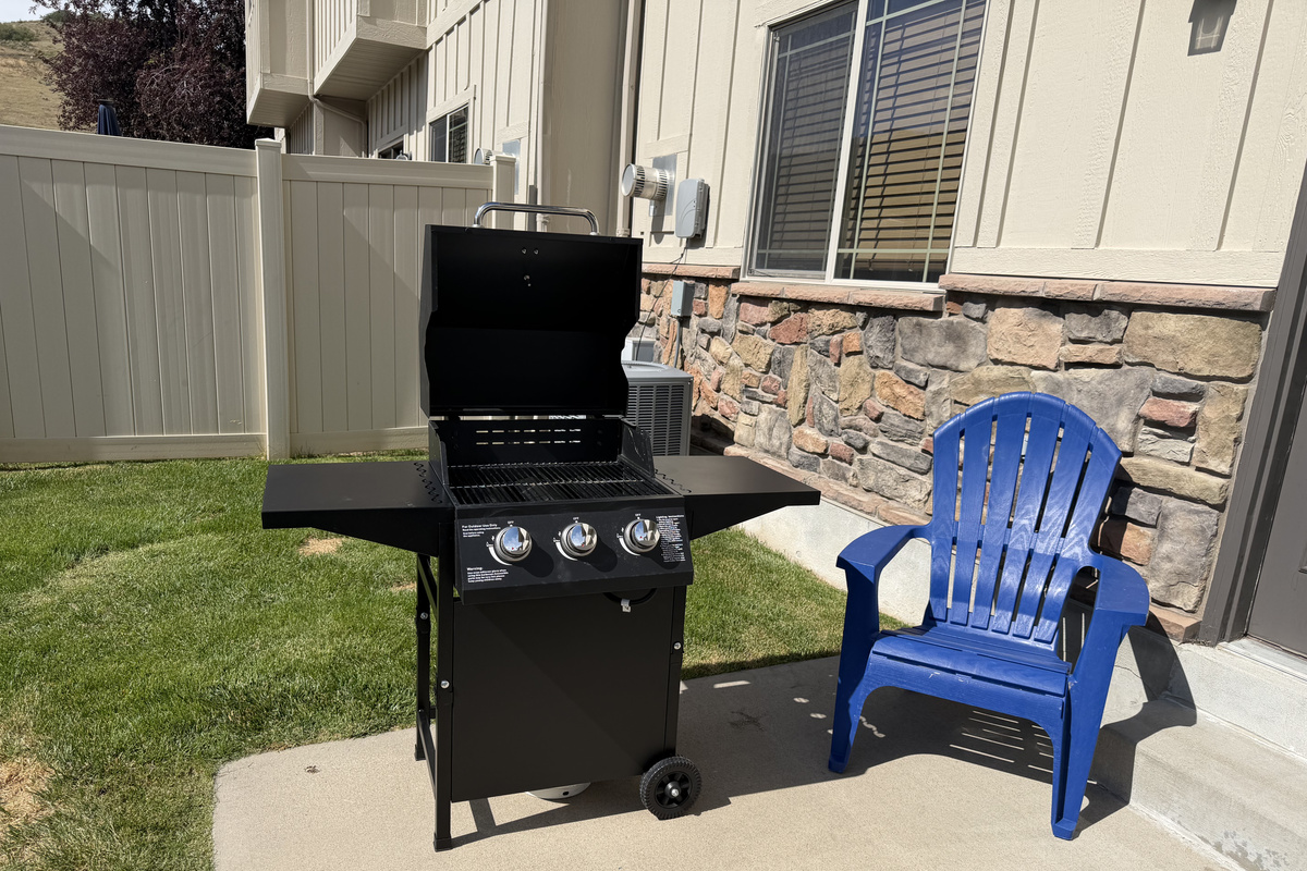 Private Grill - Propane Tanks provided for use