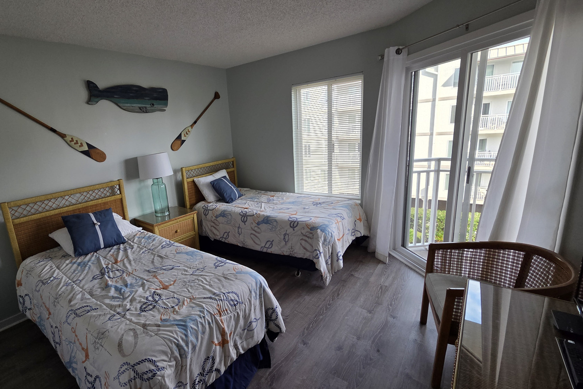 Guest bedroom with 2 twin beds.