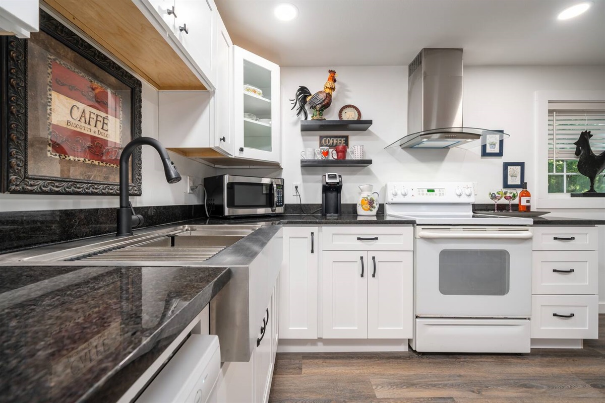 Country Farmhouse Kitchen fully equipped Farmhouse sink