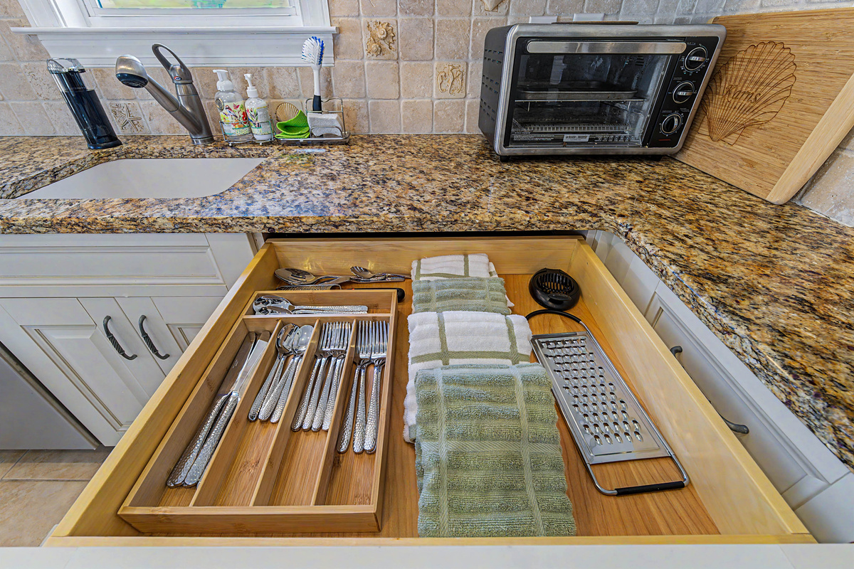 organized_cutlery_drawer_kitchen