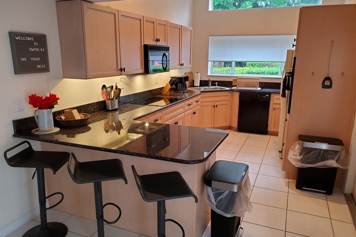 Full Kitchen and nook